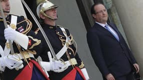 Le président François Hollande regagne un point dans le baromètre Ifop-Journal du Dimanche. Sur 937 personnes interrogées vendredi et samedi, 27% se disent satisfaites du chef de l'Etat, au lieu de 26% en juin, contre 72% de mécontents (73% en juin). /Pho