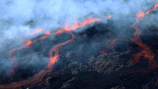 Vue aérienne du Piton de la Fournaise en éruption, le 13 juillet 2018. (Photo d'illustration)