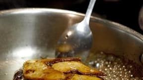 Un banquet en plein air en Avignon, une chasse au trésor culinaire à Paris, des cours de cuisine gratuits et un ministre aux fourneaux: la première Fête de la gastronomie éveille les appétits vendredi dans toute la France. /Photo d'archives/REUTERS/Brenda