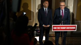 Le chef de la minorité du Sénat américain, le sénateur Chuck Schumer (à droite) et le chef de la minorité de la Chambre, le représentant Hakeem Jeffries (à gauche), informent les membres de la presse lors d'une conférence de presse sur la fermeture du gouvernement au Capitole américain le 16 octobre 2025 à Washington, DC.