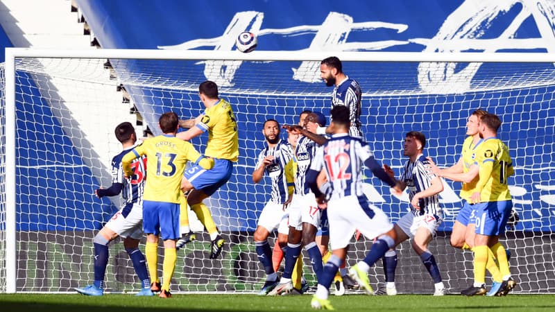 West Brom-Brighton: instant lunaire avec un coup franc joué vite validé... puis refusé par le VAR