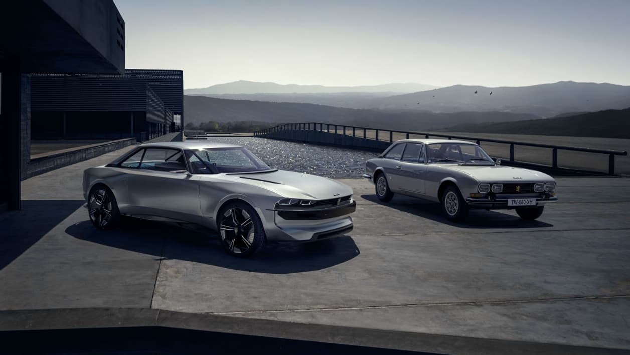 La Peugeot 504 à droite et le e-Legend concept à gauche
