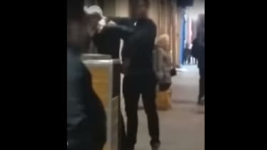 L'interpellation d'un mineur avec un sac sur la tête a été filmée.