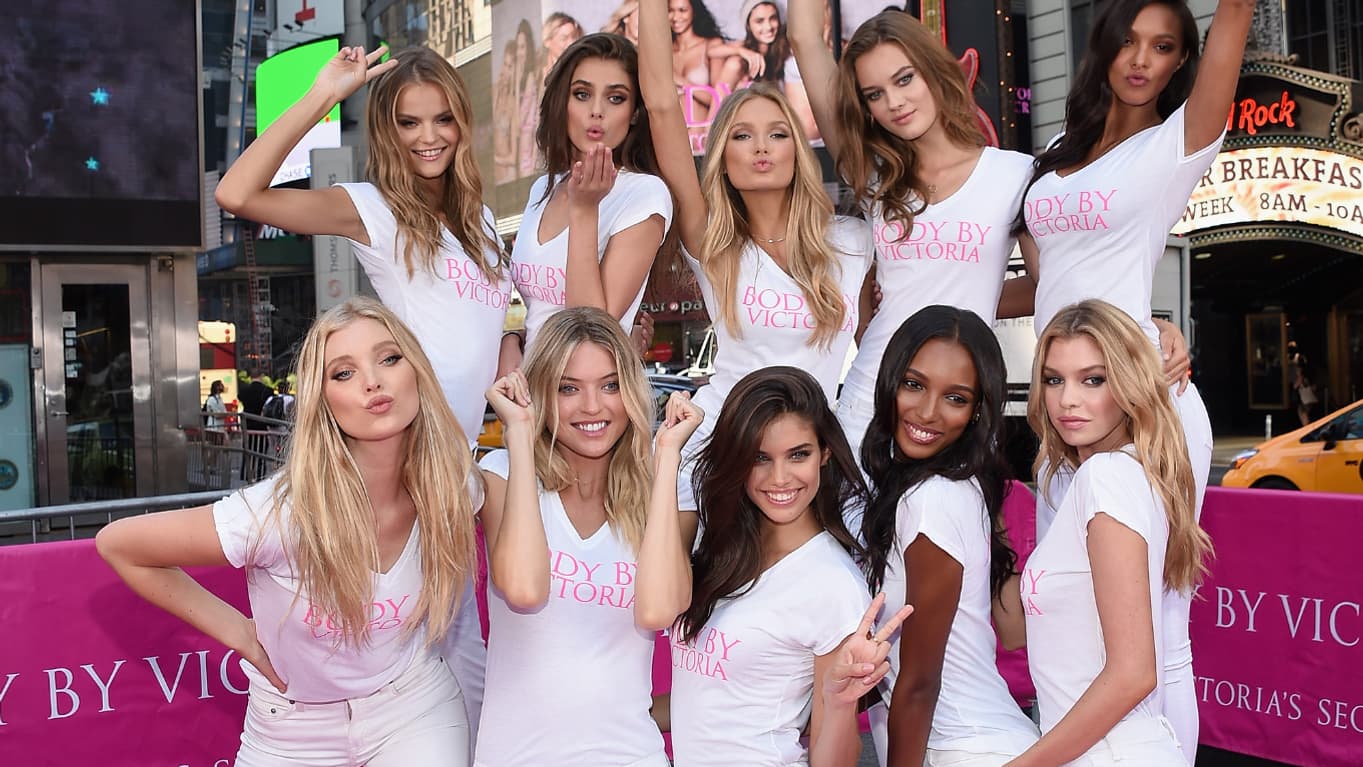 Stella Maxwell (en bas à droite) et les Anges de Victoria's Secret