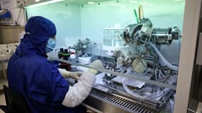 Un employé de Carmat travaille sur un coeur artificel, au siège de l'entreprise à Bois-d'Arcy (Yvelines), le 16 janvier 2024