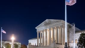 Vue nocturne de la Cour suprême des États-Unis, connue sous le nom de SCOTUS, à Washington D.C, en novembre 2024. 