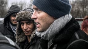 L'acteur britannique Jude Law visite la "Jungle" de Calais, le 21 février 2016.