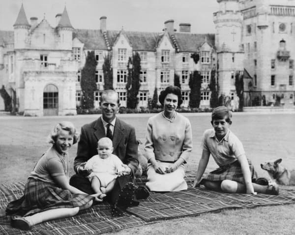 Le prince Philip, la reine Elizabeth avec leurs trois premiers enfants, Charles, Anne et Andrew à Balmoral en 1960