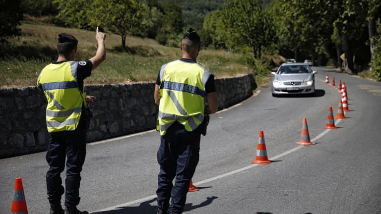 Des gendarmes français arrêtent des voitures à Sospel, près de la frontière italienne le 9 août 2017