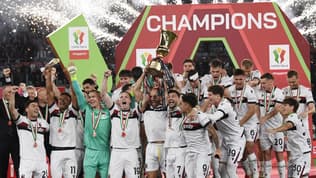 Les joueurs de Bologne célébrant leur titre en Coupe d'Italie après leur victoire face à l'AC Milan, le 14 mai 2025