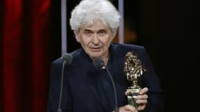Alain Françon recevant un Molière à Paris le 23 mai 2016 pour sa mise en scène de la pièce  "Qui a peur de Virginia Woolf" aux Folies Bergères. 