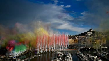 Les feux d'artifice sur le Vieux-Port de Marseille ce mercredi 8 mai 2024, à l'arrivée du Belem.