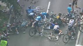 La chute dans le peloton