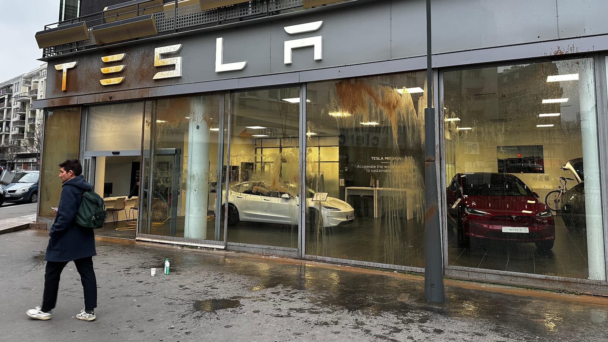 Le siège de Tesla vandalisé à Saint-Ouen mardi 11 février 2025.