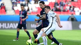 Jonathan Delaplace avec le SM Caen devant Angel Di Maria du PSG, à Paris le 16 avril 2016