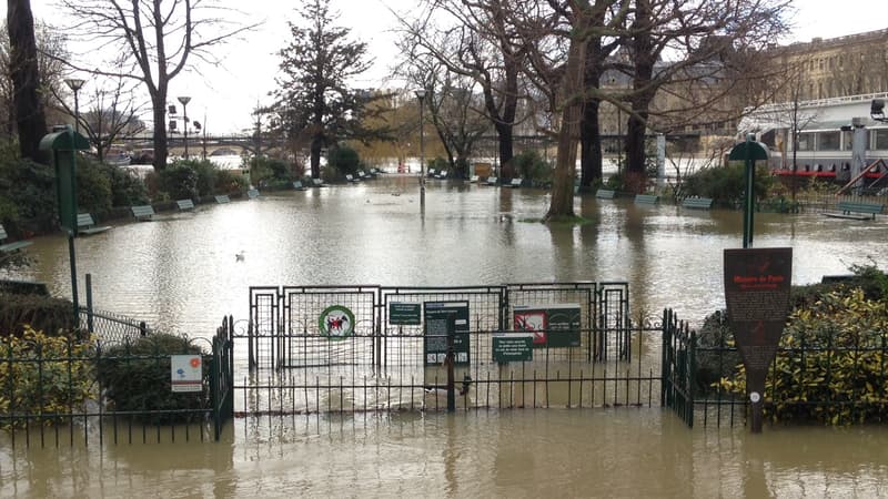 La Seine déborde dans Paris.