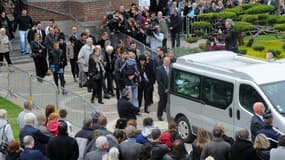 Des centaines de personnes sortent de la basilique Sainte-Maxellende de Caudry (Nord)  lors des obsèques d'Aurélie Châtelain mercredi 29 avril 2015.