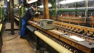 Les rubans sont lentement confectionnés sur de belles machines à tisser en bois vieilles de 50 ans.
