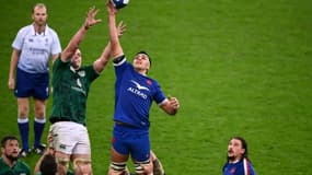 Le flanker de l'équipe de France de rugby, Dylan Cretin, capte un ballon en touche face au 2e ligne irlandais, James Ryan, lors du Tournoi des Six nations, le 31 octobre 2020 au Stade de France à Saint-Denis