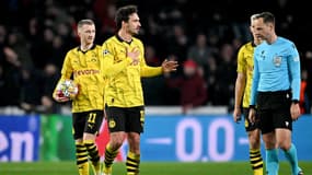 Mats Hummels conteste la décision de l'arbitre Srdjan Jovanovic d'avoir sifflé un penalty contre lui lors de PSV Eindhoven-Dortmund (1-1, Ligue des champions), le 20 février 2024