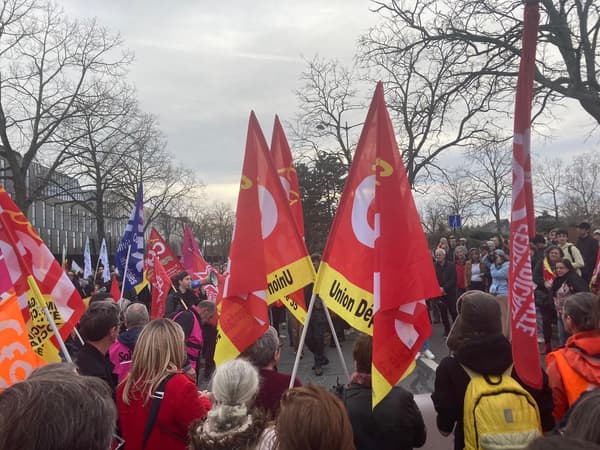 Plusieurs centaines de personnes réunies devant la préfecture de Rennes.