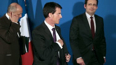 Manuel Valls (ici avec Laurent Fabius et Mathias Fekl) va présenter de nouvelles mesures de simplification.