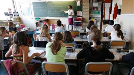 Le ministre français de l'Education nationale, Luc Chatel, défend les pistes envisagées pour compenser le non-remplacement d'un professeur sur deux partant à la retraite. /Photo d'archives/REUTERS/Charles Platiau
