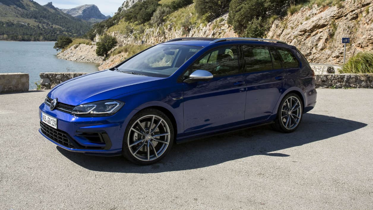 Depuis 2015, en plus des versions 3 et 5 portes, Volkswagen décline ainsi sa bête de course en version break, la Golf R Variant. De quoi avoir les atouts d'une familiale et d'une sportive. La Golf R Variant, un break familial de 310 chevaux Depuis 2015, en plus des versions 3 et 5 portes, Volkswagen décline ainsi sa bête de course en version break, la Golf R Variant. De quoi avoir les atouts d'une familiale et d'une sportive. La Golf R Variant, un break familial de 310 chevaux