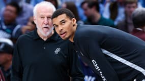 Gregg Popovich et Victor Wembanyama lors d'un match de NBA entre les San Antonio Spurs et les Dallas Mavericks - le 23/12/2023