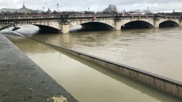 Crue De La Seine Le Niveau Du Fleuve Toujours A La Hausse