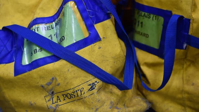 Confrontée à la baisse du courrier, La Poste se diversifie dans les services de proximité.
