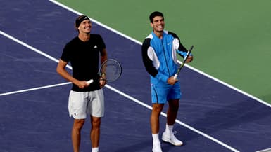 Carlos Alcaraz et Alexander Zverev rigolent pendant l'interruption de leur quart de finale (6-3, 6-1, Indian Wells) en raison de la présence d'abeilles, le 14 mars 2023