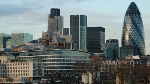 Londres s'inquiète que la City n'augmente les parties fixes des rémunérations.