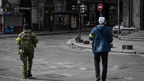 Des membres des forces ukrainiennes patrouillent dans le centre de Kiev, le 27 février 2022