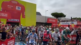 Les coureurs de la Vuelta partant depuis un supermarché carrefour, le 22 août 2024