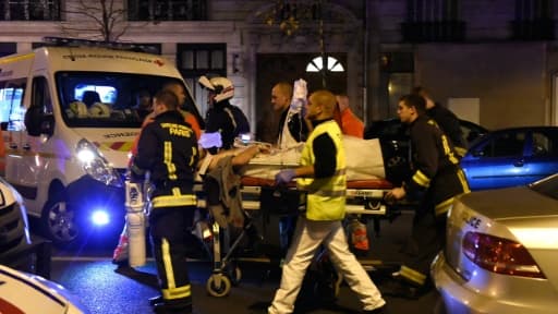Une victime de l'attaque contre le Bataclan évacuée par les secours le 14 novembre 2015 à Paris