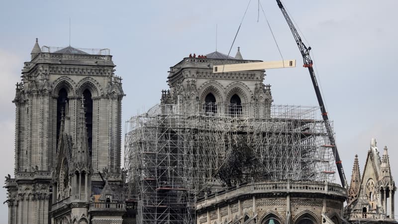 Les enquêteurs de la police scientifique ont commencé leurs investigations à Notre-Dame. 