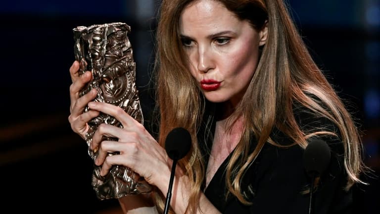 La réalisatrice Justine Triet reçoit le César de la meilleure réalisation pour son film "Anatomie d'une chute", le 23 février 2024 au théâtre de l'Olympia, à Paris
