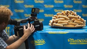 Pour la septième année consécutive, Joey Chestnut, un Californien de 29 ans, a remporté jeudi le concours annuel du plus gros mangeur de hot-dogs, en avalant 69 en dix minutes. La compétition, qui coïncide avec la Fête de l'indépendance, attire chaque ann