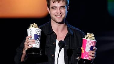 Des mordus de généalogie ont découvert que l'acteur britannique Robert Pattinson, qui incarne un vampire dans la série de films à succès "Twilight", est un lointain cousin du comte Dracula. /Photo prise le 6 juin 2010/ REUTERS/Mario Anzuoni
