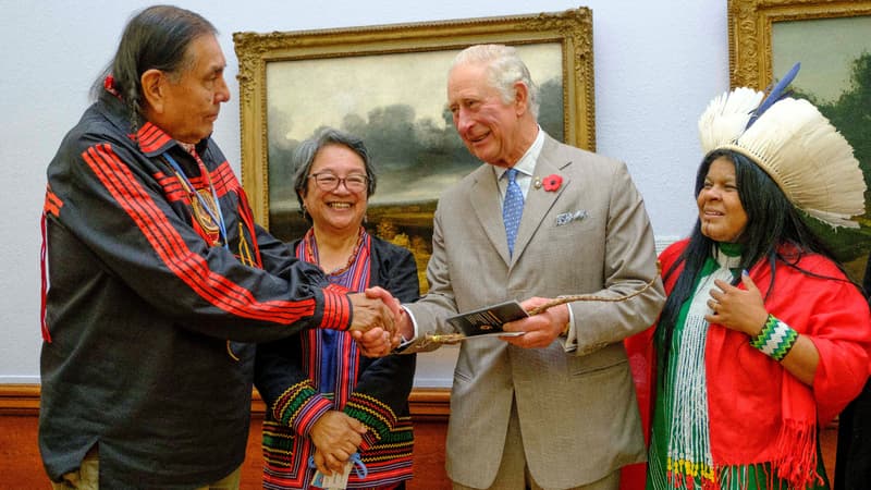 Charles III, alors prince de Galles, salue des représentants de peuples indigènes en marge de la COP26, dans une galerie d'art à Glasgow, en Écosse, le 4 novembre 2021