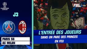 PSG - AC Milan : L'entrée des joueurs dans un Parc des Princes en feu