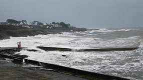 De fortes rafales de vent accompagnent les averses de pluie et les grosses vagues sur la côte bretonne, quelques heures avant l'alerte orange pour pluie et inondations, à Sarzeau (Morbihan), en France, le 20 janvier 2026.