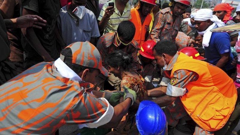 Les secours continuent à fouiller les décombres de l'immeuble qui s'est effondré mercredi dans la banlieue de Dacca, la capitale du Bangladesh, alors que le bilan s'est alourdi vendredi à 273 morts, pour la plupart des femmes travaillant dans la confectio