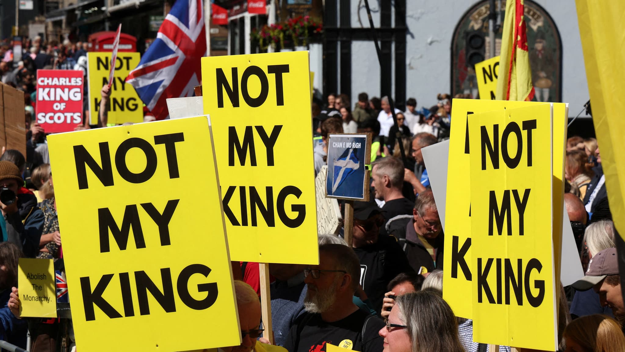 Des manifestants anti-monarchie le 5 juillet 2023 à Edimbourg en Ecosse. 