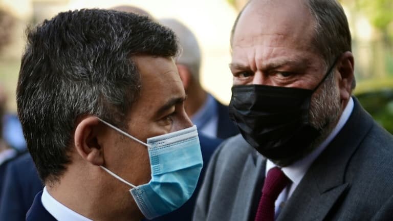 Le ministre de l'Intérieur Gérald Darmanin et le ministre de la Justice Eric Dupond-Moretti visitent un commissariat à Saint-Denis le 28 mai 2021