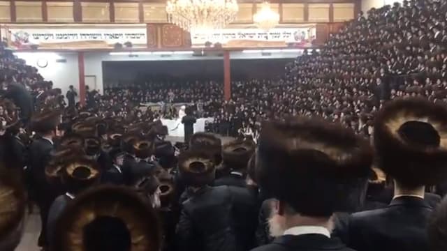 Une image du mariage juif hassidique qui s'est déroulé le 8 novembre à Brooklyn sans gestes barrières.