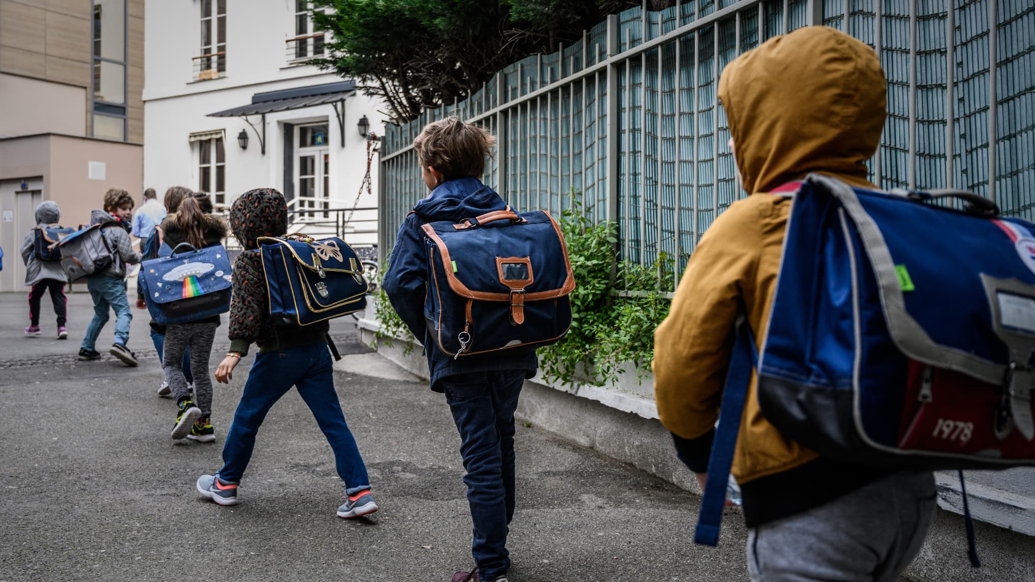 "PORTABLE EN PAUSE", FORMATION À L'IA, ÉDUCATION À LA SEXUALITÉ: QUELLES SONT LES PRINCIPALES NOUVEAUTÉS DE LA RENTRÉE SCOLAIRE?