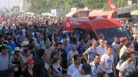 L'ambulance emportant le corps du député de l'opposition de gauche Mohamed Brahmi, abattu jeudi près de Tunis.