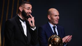 Karim Benzema et Zinedine Zidane lors de la cérémonie du Ballon d'or, le 17 octobre 2022 à Paris.